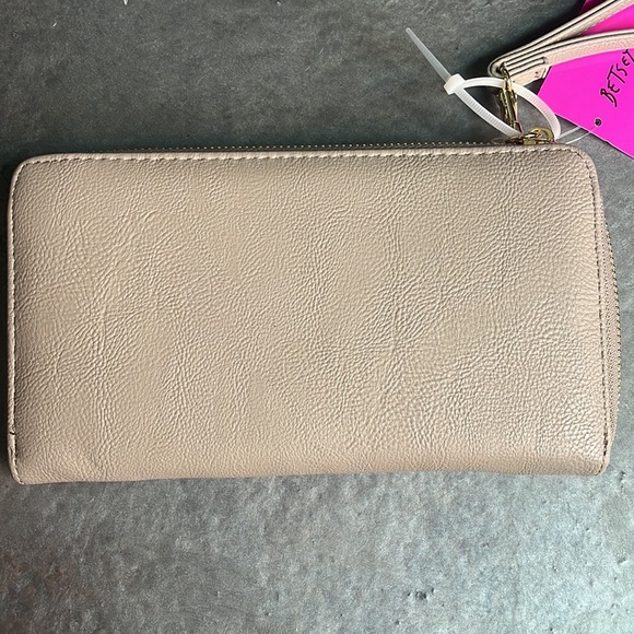 New with tags Betsey Johnson Cream Colored Zip Around Wallet Wristlet - Picture 3 of 10